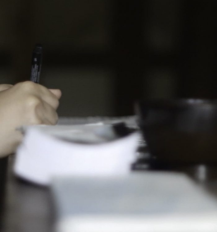 Fumi laissant un mot